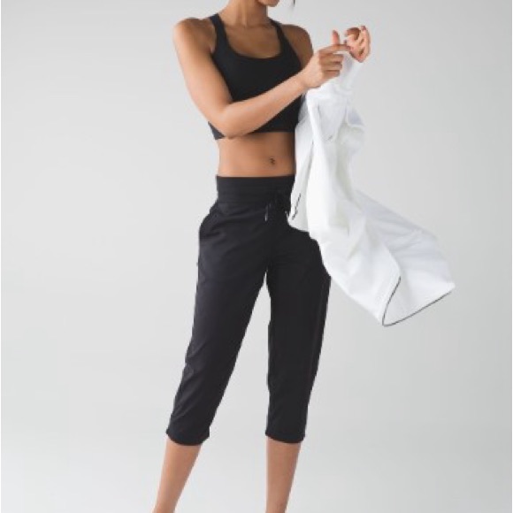 Lululemon Studio Crop II Size 8 Black - Picture 1 of 8
